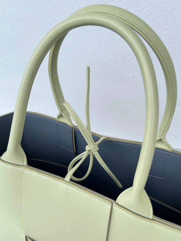 (image for) BOTTEGA VENETA Small Arco Tote Bag