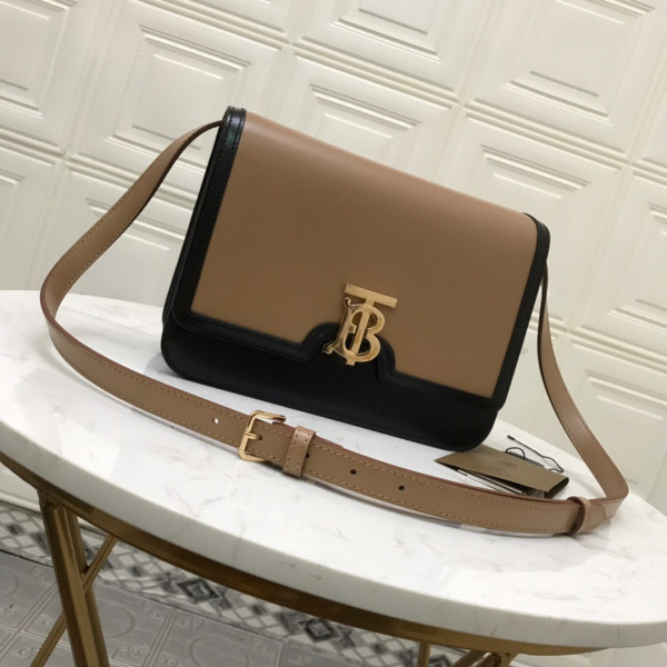 BURBERRY Medium TB Bag [Burberry192] CELINE CHANEL ACCESSORIES LOEWE SHOES LOUIS VUITTON DIRO YSL OTHER BRAND HANDBAGS BALENCIAGA BOTTEGA VENETA GOYARD HERMES BURBERRY VALENTINO GUCCI FENDI MIUMIU CHLOE PRADA BVLGARI SUITCASE NEW ARRIVAL 
