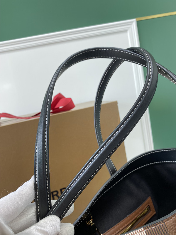 BURBERRY Leather Tote [Burberry184] CELINE CHANEL ACCESSORIES LOEWE SHOES LOUIS VUITTON DIRO YSL OTHER BRAND HANDBAGS BALENCIAGA BOTTEGA VENETA GOYARD HERMES BURBERRY VALENTINO GUCCI FENDI MIUMIU CHLOE PRADA BVLGARI SUITCASE NEW ARRIVAL 