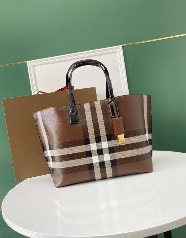 BURBERRY Leather Tote [Burberry184] CELINE CHANEL ACCESSORIES LOEWE SHOES LOUIS VUITTON DIRO YSL OTHER BRAND HANDBAGS BALENCIAGA BOTTEGA VENETA GOYARD HERMES BURBERRY VALENTINO GUCCI FENDI MIUMIU CHLOE PRADA BVLGARI SUITCASE NEW ARRIVAL 