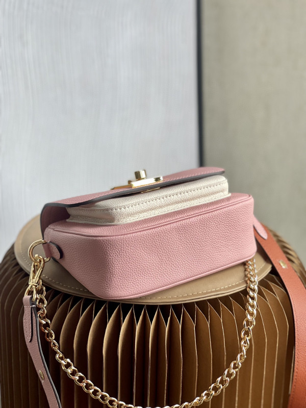 LOUIS VUITTON LOCKME TENDER [M58555] CELINE CHANEL ACCESSORIES LOEWE SHOES LOUIS VUITTON DIRO YSL OTHER BRAND HANDBAGS BALENCIAGA BOTTEGA VENETA GOYARD HERMES BURBERRY VALENTINO GUCCI FENDI MIUMIU CHLOE PRADA BVLGARI SUITCASE NEW ARRIVAL 