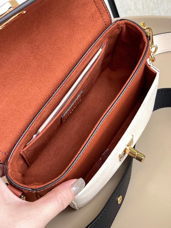LOUIS VUITTON LOCKME TENDER [M59491] CELINE CHANEL ACCESSORIES LOEWE SHOES LOUIS VUITTON DIRO YSL OTHER BRAND HANDBAGS BALENCIAGA BOTTEGA VENETA GOYARD HERMES BURBERRY VALENTINO GUCCI FENDI MIUMIU CHLOE PRADA BVLGARI SUITCASE NEW ARRIVAL 