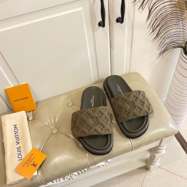LOUIS VUITTON POOL PILLOW COMFORT MULE [1AA1E8] CELINE CHANEL ACCESSORIES LOEWE SHOES LOUIS VUITTON DIRO YSL OTHER BRAND HANDBAGS BALENCIAGA BOTTEGA VENETA GOYARD HERMES BURBERRY VALENTINO GUCCI FENDI MIUMIU CHLOE PRADA BVLGARI SUITCASE NEW ARRIVAL 