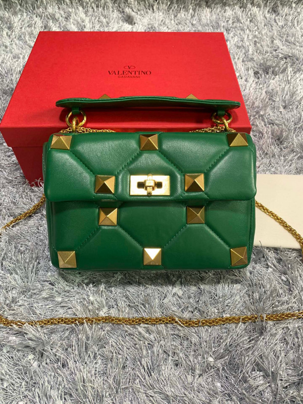 (image for) VALENTINO MEDIUM ROMAN STUD THE SHOULDER BAG