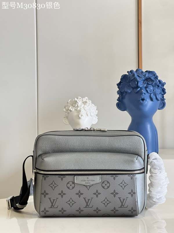 (image for) LOUIS VUITTON OUTDOOR MESSENGER