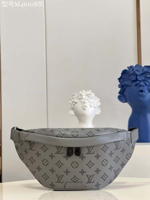 (image for) LOUIS VUITTON DISCOVERY BUMBAG