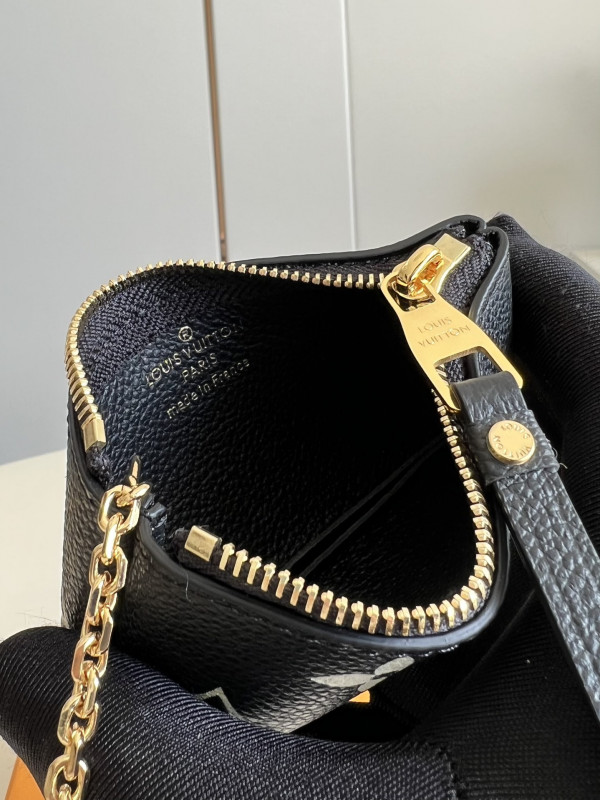 LOUIS VUITTON KEY POUCH [M80885] CELINE CHANEL ACCESSORIES LOEWE SHOES LOUIS VUITTON DIRO YSL OTHER BRAND HANDBAGS BALENCIAGA BOTTEGA VENETA GOYARD HERMES BURBERRY VALENTINO GUCCI FENDI MIUMIU CHLOE PRADA BVLGARI SUITCASE NEW ARRIVAL 