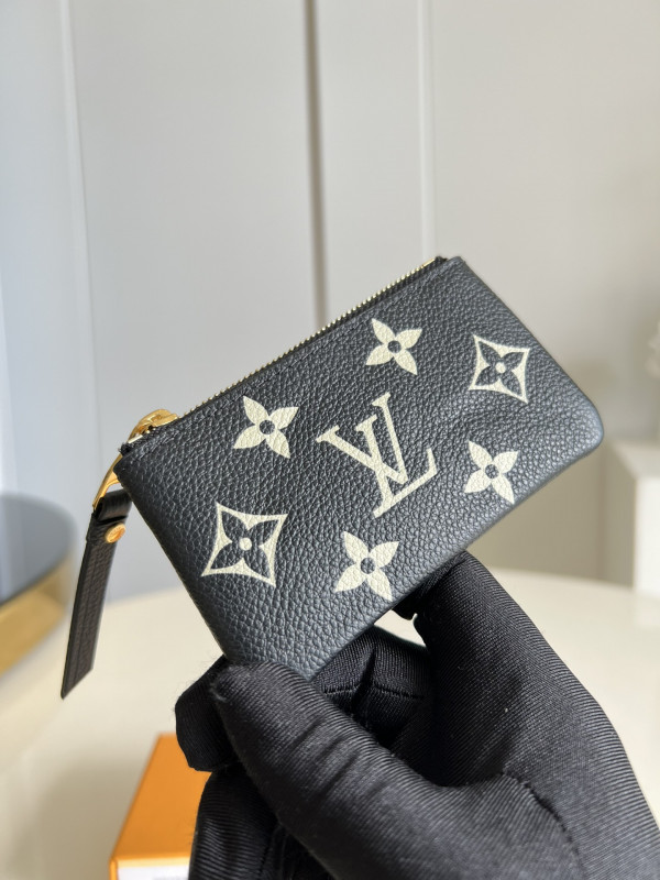 LOUIS VUITTON KEY POUCH [M80885] CELINE CHANEL ACCESSORIES LOEWE SHOES LOUIS VUITTON DIRO YSL OTHER BRAND HANDBAGS BALENCIAGA BOTTEGA VENETA GOYARD HERMES BURBERRY VALENTINO GUCCI FENDI MIUMIU CHLOE PRADA BVLGARI SUITCASE NEW ARRIVAL 