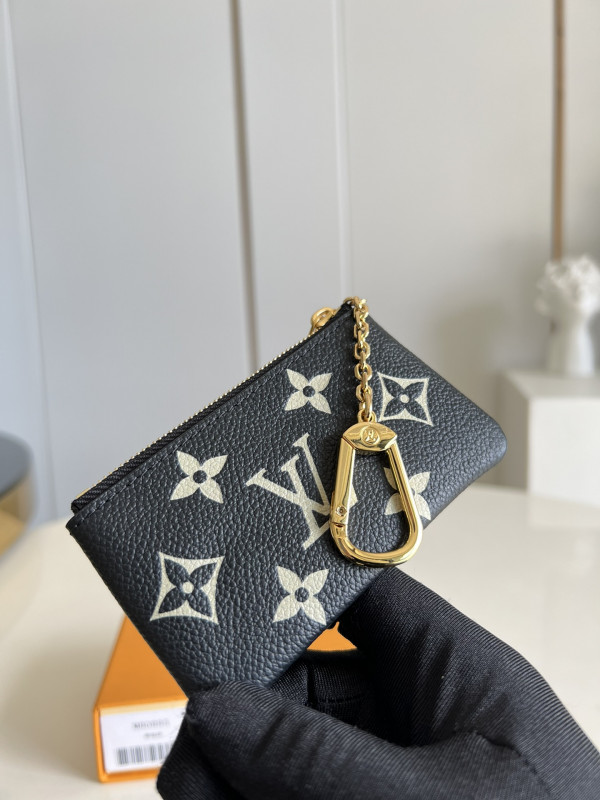 LOUIS VUITTON KEY POUCH [M80885] CELINE CHANEL ACCESSORIES LOEWE SHOES LOUIS VUITTON DIRO YSL OTHER BRAND HANDBAGS BALENCIAGA BOTTEGA VENETA GOYARD HERMES BURBERRY VALENTINO GUCCI FENDI MIUMIU CHLOE PRADA BVLGARI SUITCASE NEW ARRIVAL 
