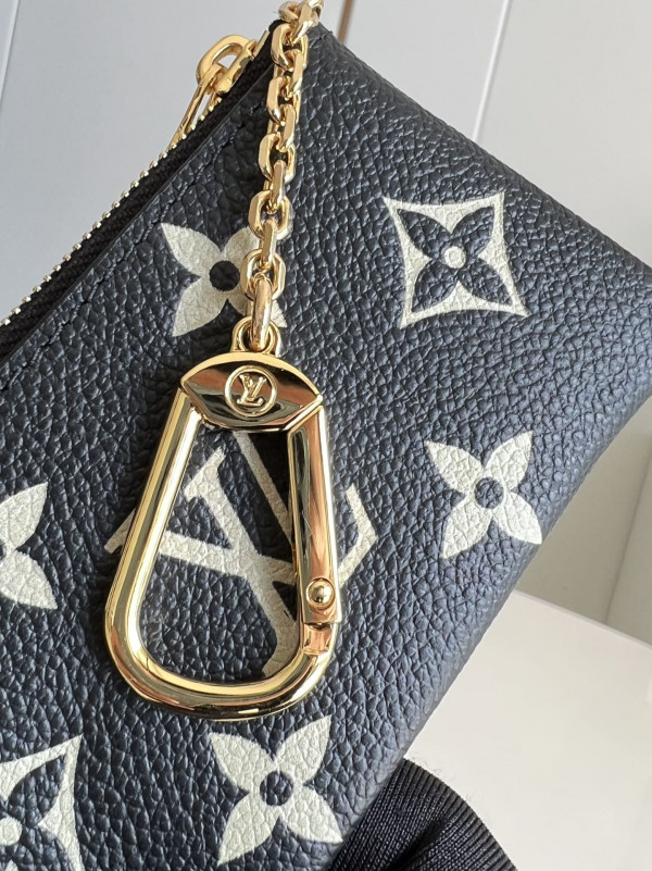 LOUIS VUITTON KEY POUCH [M80885] CELINE CHANEL ACCESSORIES LOEWE SHOES LOUIS VUITTON DIRO YSL OTHER BRAND HANDBAGS BALENCIAGA BOTTEGA VENETA GOYARD HERMES BURBERRY VALENTINO GUCCI FENDI MIUMIU CHLOE PRADA BVLGARI SUITCASE NEW ARRIVAL 