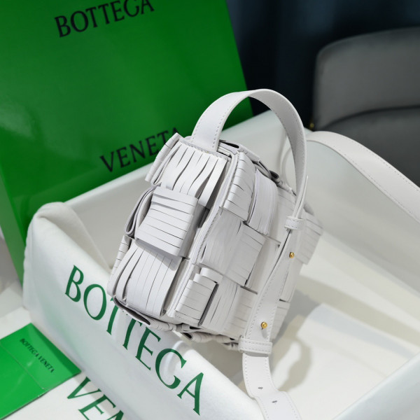BOTTEGA VENETA CASSETTE [Bottega175] CELINE CHANEL ACCESSORIES LOEWE SHOES LOUIS VUITTON DIRO YSL OTHER BRAND HANDBAGS BALENCIAGA BOTTEGA VENETA GOYARD HERMES BURBERRY VALENTINO GUCCI FENDI MIUMIU CHLOE PRADA BVLGARI SUITCASE NEW ARRIVAL 
