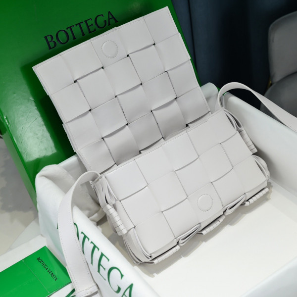 BOTTEGA VENETA CASSETTE [Bottega175] CELINE CHANEL ACCESSORIES LOEWE SHOES LOUIS VUITTON DIRO YSL OTHER BRAND HANDBAGS BALENCIAGA BOTTEGA VENETA GOYARD HERMES BURBERRY VALENTINO GUCCI FENDI MIUMIU CHLOE PRADA BVLGARI SUITCASE NEW ARRIVAL 