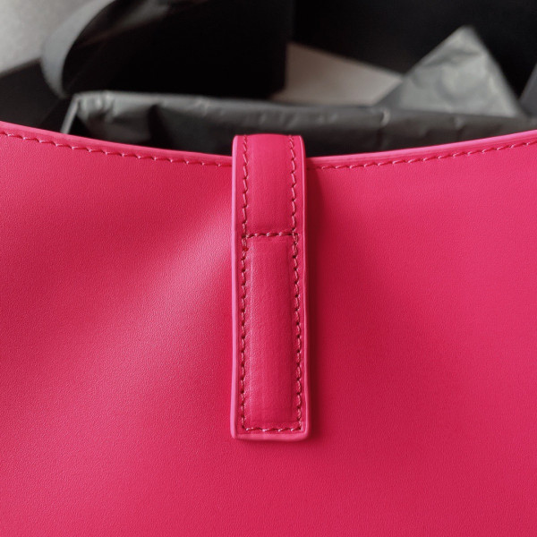 YSL LE 5 ? 7 HOBO BAG [YSL437] CELINE CHANEL ACCESSORIES LOEWE SHOES LOUIS VUITTON DIRO YSL OTHER BRAND HANDBAGS BALENCIAGA BOTTEGA VENETA GOYARD HERMES BURBERRY VALENTINO GUCCI FENDI MIUMIU CHLOE PRADA BVLGARI SUITCASE NEW ARRIVAL 