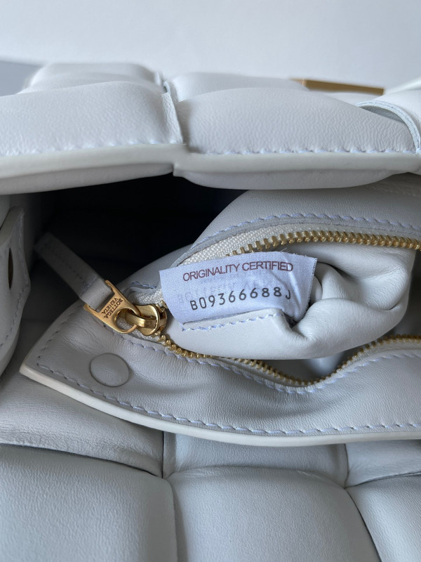 BOTTEGA VENETA CASSETTE [Bottega157] CELINE CHANEL ACCESSORIES LOEWE SHOES LOUIS VUITTON DIRO YSL OTHER BRAND HANDBAGS BALENCIAGA BOTTEGA VENETA GOYARD HERMES BURBERRY VALENTINO GUCCI FENDI MIUMIU CHLOE PRADA BVLGARI SUITCASE NEW ARRIVAL 