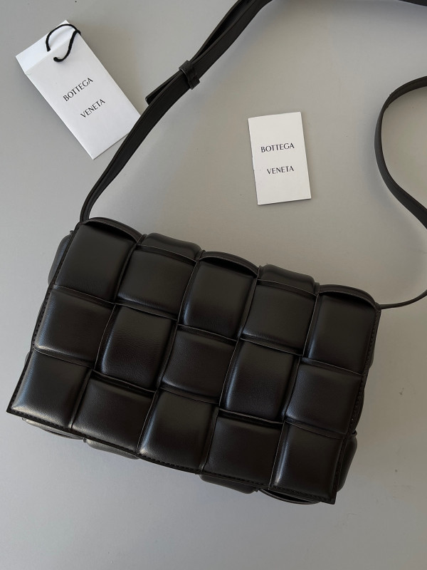 BOTTEGA VENETA CASSETTE [Bottega156] CELINE CHANEL ACCESSORIES LOEWE SHOES LOUIS VUITTON DIRO YSL OTHER BRAND HANDBAGS BALENCIAGA BOTTEGA VENETA GOYARD HERMES BURBERRY VALENTINO GUCCI FENDI MIUMIU CHLOE PRADA BVLGARI SUITCASE NEW ARRIVAL 