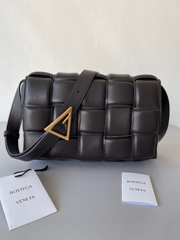 BOTTEGA VENETA CASSETTE [Bottega156] CELINE CHANEL ACCESSORIES LOEWE SHOES LOUIS VUITTON DIRO YSL OTHER BRAND HANDBAGS BALENCIAGA BOTTEGA VENETA GOYARD HERMES BURBERRY VALENTINO GUCCI FENDI MIUMIU CHLOE PRADA BVLGARI SUITCASE NEW ARRIVAL 
