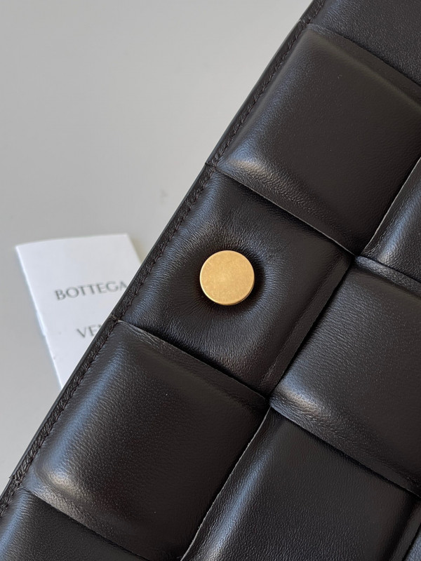 BOTTEGA VENETA CASSETTE [Bottega156] CELINE CHANEL ACCESSORIES LOEWE SHOES LOUIS VUITTON DIRO YSL OTHER BRAND HANDBAGS BALENCIAGA BOTTEGA VENETA GOYARD HERMES BURBERRY VALENTINO GUCCI FENDI MIUMIU CHLOE PRADA BVLGARI SUITCASE NEW ARRIVAL 