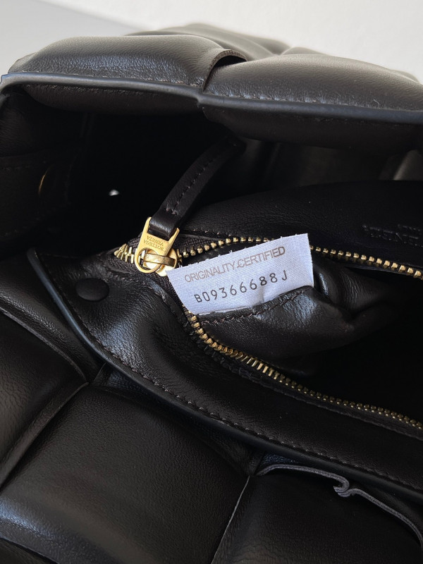 BOTTEGA VENETA CASSETTE [Bottega156] CELINE CHANEL ACCESSORIES LOEWE SHOES LOUIS VUITTON DIRO YSL OTHER BRAND HANDBAGS BALENCIAGA BOTTEGA VENETA GOYARD HERMES BURBERRY VALENTINO GUCCI FENDI MIUMIU CHLOE PRADA BVLGARI SUITCASE NEW ARRIVAL 
