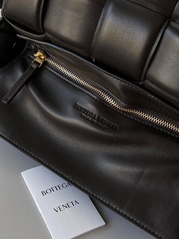 BOTTEGA VENETA CASSETTE [Bottega156] CELINE CHANEL ACCESSORIES LOEWE SHOES LOUIS VUITTON DIRO YSL OTHER BRAND HANDBAGS BALENCIAGA BOTTEGA VENETA GOYARD HERMES BURBERRY VALENTINO GUCCI FENDI MIUMIU CHLOE PRADA BVLGARI SUITCASE NEW ARRIVAL 