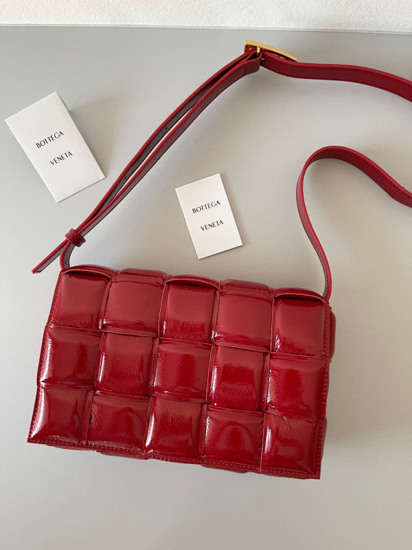 BOTTEGA VENETA CASSETTE [Bottega153] CELINE CHANEL ACCESSORIES LOEWE SHOES LOUIS VUITTON DIRO YSL OTHER BRAND HANDBAGS BALENCIAGA BOTTEGA VENETA GOYARD HERMES BURBERRY VALENTINO GUCCI FENDI MIUMIU CHLOE PRADA BVLGARI SUITCASE NEW ARRIVAL 
