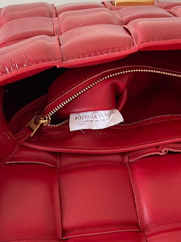 BOTTEGA VENETA CASSETTE [Bottega153] CELINE CHANEL ACCESSORIES LOEWE SHOES LOUIS VUITTON DIRO YSL OTHER BRAND HANDBAGS BALENCIAGA BOTTEGA VENETA GOYARD HERMES BURBERRY VALENTINO GUCCI FENDI MIUMIU CHLOE PRADA BVLGARI SUITCASE NEW ARRIVAL 