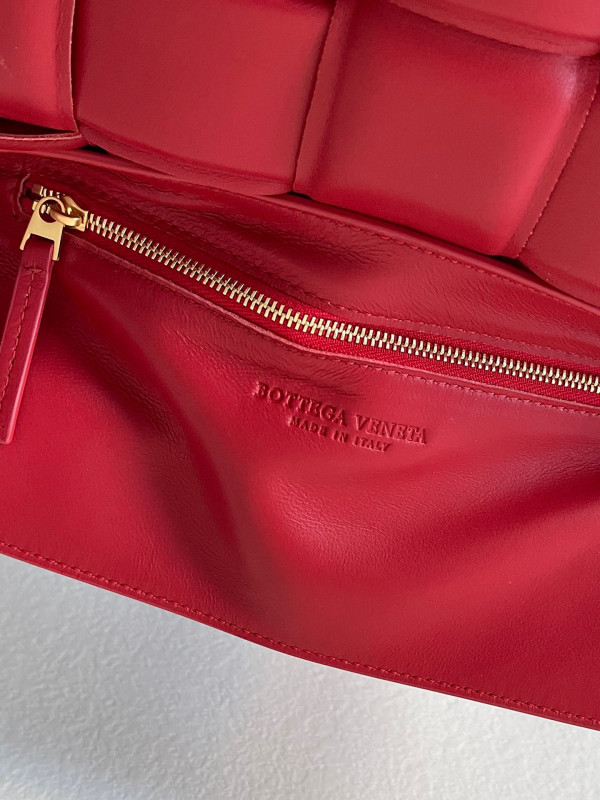 BOTTEGA VENETA CASSETTE [Bottega153] CELINE CHANEL ACCESSORIES LOEWE SHOES LOUIS VUITTON DIRO YSL OTHER BRAND HANDBAGS BALENCIAGA BOTTEGA VENETA GOYARD HERMES BURBERRY VALENTINO GUCCI FENDI MIUMIU CHLOE PRADA BVLGARI SUITCASE NEW ARRIVAL 