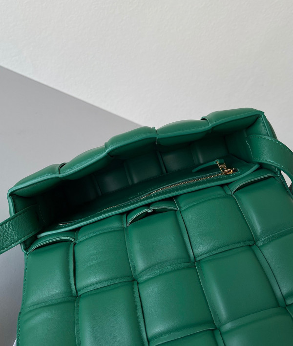 BOTTEGA VENETA CASSETTE [Bottega152] CELINE CHANEL ACCESSORIES LOEWE SHOES LOUIS VUITTON DIRO YSL OTHER BRAND HANDBAGS BALENCIAGA BOTTEGA VENETA GOYARD HERMES BURBERRY VALENTINO GUCCI FENDI MIUMIU CHLOE PRADA BVLGARI SUITCASE NEW ARRIVAL 