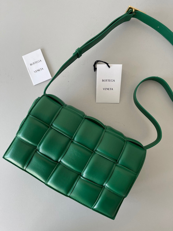 BOTTEGA VENETA CASSETTE [Bottega152] CELINE CHANEL ACCESSORIES LOEWE SHOES LOUIS VUITTON DIRO YSL OTHER BRAND HANDBAGS BALENCIAGA BOTTEGA VENETA GOYARD HERMES BURBERRY VALENTINO GUCCI FENDI MIUMIU CHLOE PRADA BVLGARI SUITCASE NEW ARRIVAL 