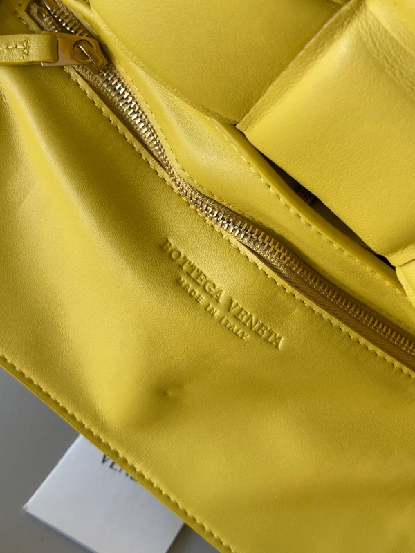 BOTTEGA VENETA CASSETTE [Bottega151] CELINE CHANEL ACCESSORIES LOEWE SHOES LOUIS VUITTON DIRO YSL OTHER BRAND HANDBAGS BALENCIAGA BOTTEGA VENETA GOYARD HERMES BURBERRY VALENTINO GUCCI FENDI MIUMIU CHLOE PRADA BVLGARI SUITCASE NEW ARRIVAL 