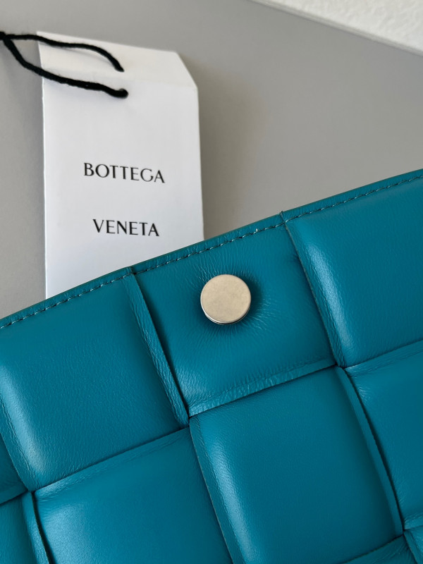 BOTTEGA VENETA CASSETTE [Bottega150] CELINE CHANEL ACCESSORIES LOEWE SHOES LOUIS VUITTON DIRO YSL OTHER BRAND HANDBAGS BALENCIAGA BOTTEGA VENETA GOYARD HERMES BURBERRY VALENTINO GUCCI FENDI MIUMIU CHLOE PRADA BVLGARI SUITCASE NEW ARRIVAL 