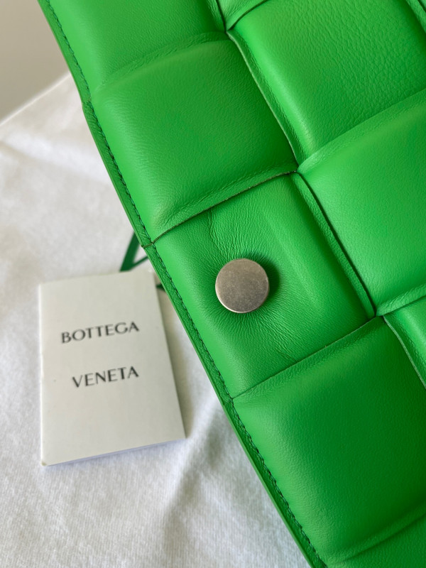 BOTTEGA VENETA CASSETTE [Bottega145] CELINE CHANEL ACCESSORIES LOEWE SHOES LOUIS VUITTON DIRO YSL OTHER BRAND HANDBAGS BALENCIAGA BOTTEGA VENETA GOYARD HERMES BURBERRY VALENTINO GUCCI FENDI MIUMIU CHLOE PRADA BVLGARI SUITCASE NEW ARRIVAL 