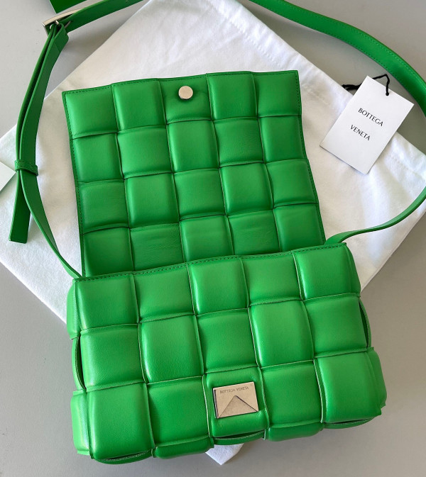 BOTTEGA VENETA CASSETTE [Bottega145] CELINE CHANEL ACCESSORIES LOEWE SHOES LOUIS VUITTON DIRO YSL OTHER BRAND HANDBAGS BALENCIAGA BOTTEGA VENETA GOYARD HERMES BURBERRY VALENTINO GUCCI FENDI MIUMIU CHLOE PRADA BVLGARI SUITCASE NEW ARRIVAL 