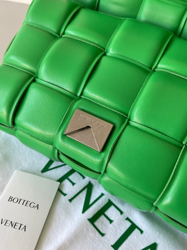 BOTTEGA VENETA CASSETTE [Bottega145] CELINE CHANEL ACCESSORIES LOEWE SHOES LOUIS VUITTON DIRO YSL OTHER BRAND HANDBAGS BALENCIAGA BOTTEGA VENETA GOYARD HERMES BURBERRY VALENTINO GUCCI FENDI MIUMIU CHLOE PRADA BVLGARI SUITCASE NEW ARRIVAL 