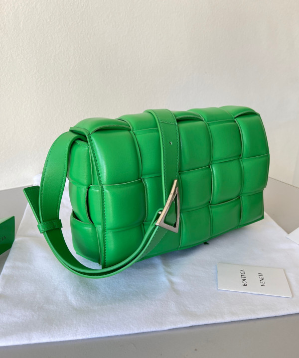 BOTTEGA VENETA CASSETTE [Bottega145] CELINE CHANEL ACCESSORIES LOEWE SHOES LOUIS VUITTON DIRO YSL OTHER BRAND HANDBAGS BALENCIAGA BOTTEGA VENETA GOYARD HERMES BURBERRY VALENTINO GUCCI FENDI MIUMIU CHLOE PRADA BVLGARI SUITCASE NEW ARRIVAL 