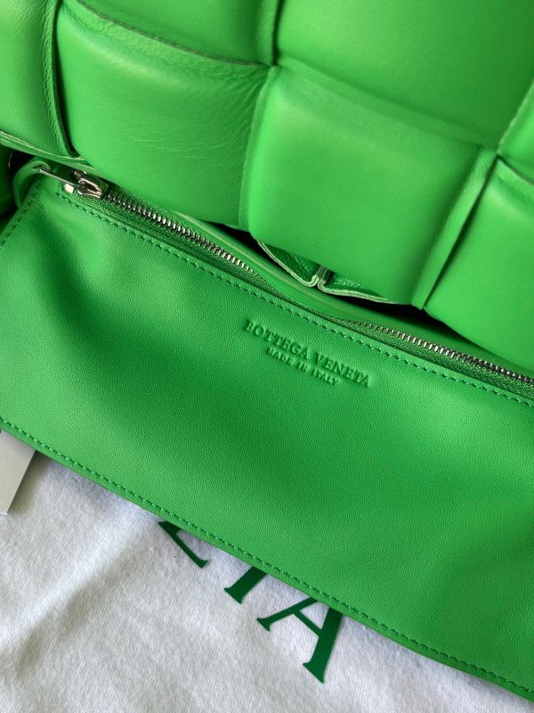 BOTTEGA VENETA CASSETTE [Bottega145] CELINE CHANEL ACCESSORIES LOEWE SHOES LOUIS VUITTON DIRO YSL OTHER BRAND HANDBAGS BALENCIAGA BOTTEGA VENETA GOYARD HERMES BURBERRY VALENTINO GUCCI FENDI MIUMIU CHLOE PRADA BVLGARI SUITCASE NEW ARRIVAL 