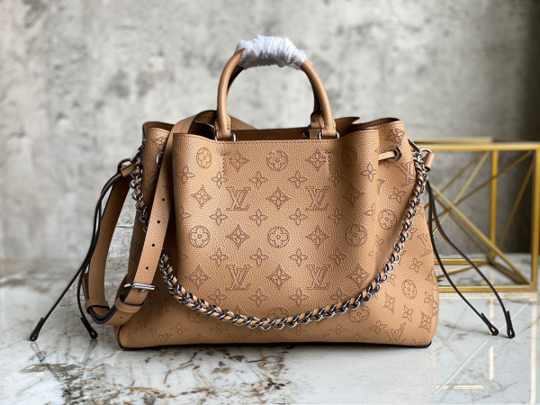 LOUIS VUITTON BELLA TOTE [M59655] CELINE CHANEL ACCESSORIES LOEWE SHOES LOUIS VUITTON DIRO YSL OTHER BRAND HANDBAGS BALENCIAGA BOTTEGA VENETA GOYARD HERMES BURBERRY VALENTINO GUCCI FENDI MIUMIU CHLOE PRADA BVLGARI SUITCASE NEW ARRIVAL 