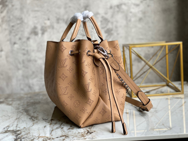 LOUIS VUITTON BELLA TOTE [M59655] CELINE CHANEL ACCESSORIES LOEWE SHOES LOUIS VUITTON DIRO YSL OTHER BRAND HANDBAGS BALENCIAGA BOTTEGA VENETA GOYARD HERMES BURBERRY VALENTINO GUCCI FENDI MIUMIU CHLOE PRADA BVLGARI SUITCASE NEW ARRIVAL 