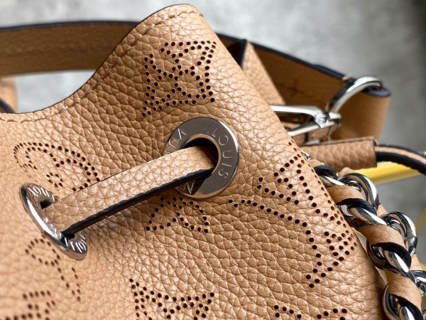 LOUIS VUITTON BELLA TOTE [M59655] CELINE CHANEL ACCESSORIES LOEWE SHOES LOUIS VUITTON DIRO YSL OTHER BRAND HANDBAGS BALENCIAGA BOTTEGA VENETA GOYARD HERMES BURBERRY VALENTINO GUCCI FENDI MIUMIU CHLOE PRADA BVLGARI SUITCASE NEW ARRIVAL 