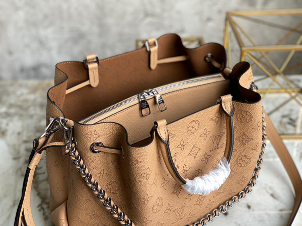 LOUIS VUITTON BELLA TOTE [M59655] CELINE CHANEL ACCESSORIES LOEWE SHOES LOUIS VUITTON DIRO YSL OTHER BRAND HANDBAGS BALENCIAGA BOTTEGA VENETA GOYARD HERMES BURBERRY VALENTINO GUCCI FENDI MIUMIU CHLOE PRADA BVLGARI SUITCASE NEW ARRIVAL 