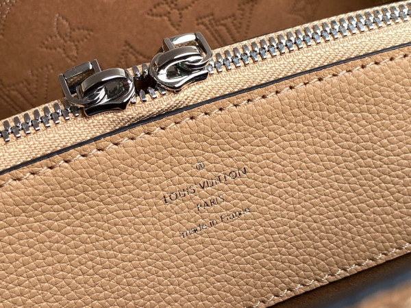 LOUIS VUITTON BELLA TOTE [M59655] CELINE CHANEL ACCESSORIES LOEWE SHOES LOUIS VUITTON DIRO YSL OTHER BRAND HANDBAGS BALENCIAGA BOTTEGA VENETA GOYARD HERMES BURBERRY VALENTINO GUCCI FENDI MIUMIU CHLOE PRADA BVLGARI SUITCASE NEW ARRIVAL 