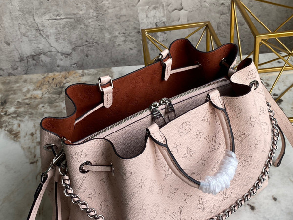 LOUIS VUITTON BELLA TOTE [M59203] CELINE CHANEL ACCESSORIES LOEWE SHOES LOUIS VUITTON DIRO YSL OTHER BRAND HANDBAGS BALENCIAGA BOTTEGA VENETA GOYARD HERMES BURBERRY VALENTINO GUCCI FENDI MIUMIU CHLOE PRADA BVLGARI SUITCASE NEW ARRIVAL 
