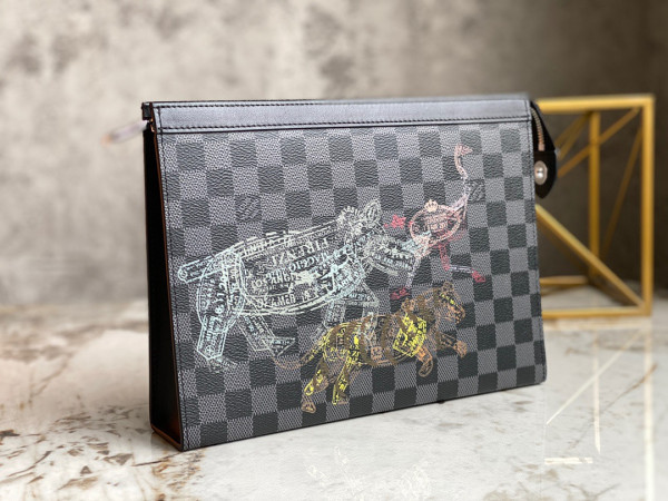 LOUIS VUITTON POCHETTE VOYAGE [N64605] CELINE CHANEL ACCESSORIES LOEWE SHOES LOUIS VUITTON DIRO YSL OTHER BRAND HANDBAGS BALENCIAGA BOTTEGA VENETA GOYARD HERMES BURBERRY VALENTINO GUCCI FENDI MIUMIU CHLOE PRADA BVLGARI SUITCASE NEW ARRIVAL 