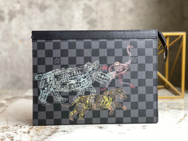 LOUIS VUITTON POCHETTE VOYAGE [N64605] CELINE CHANEL ACCESSORIES LOEWE SHOES LOUIS VUITTON DIRO YSL OTHER BRAND HANDBAGS BALENCIAGA BOTTEGA VENETA GOYARD HERMES BURBERRY VALENTINO GUCCI FENDI MIUMIU CHLOE PRADA BVLGARI SUITCASE NEW ARRIVAL 