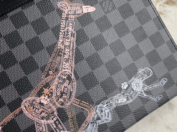 LOUIS VUITTON POCHETTE VOYAGE [N64605] CELINE CHANEL ACCESSORIES LOEWE SHOES LOUIS VUITTON DIRO YSL OTHER BRAND HANDBAGS BALENCIAGA BOTTEGA VENETA GOYARD HERMES BURBERRY VALENTINO GUCCI FENDI MIUMIU CHLOE PRADA BVLGARI SUITCASE NEW ARRIVAL 