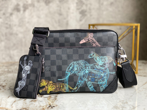 LOUIS VUITTON TRIO MESSENGER [m58040] CELINE CHANEL ACCESSORIES LOEWE SHOES LOUIS VUITTON DIRO YSL OTHER BRAND HANDBAGS BALENCIAGA BOTTEGA VENETA GOYARD HERMES BURBERRY VALENTINO GUCCI FENDI MIUMIU CHLOE PRADA BVLGARI SUITCASE NEW ARRIVAL 