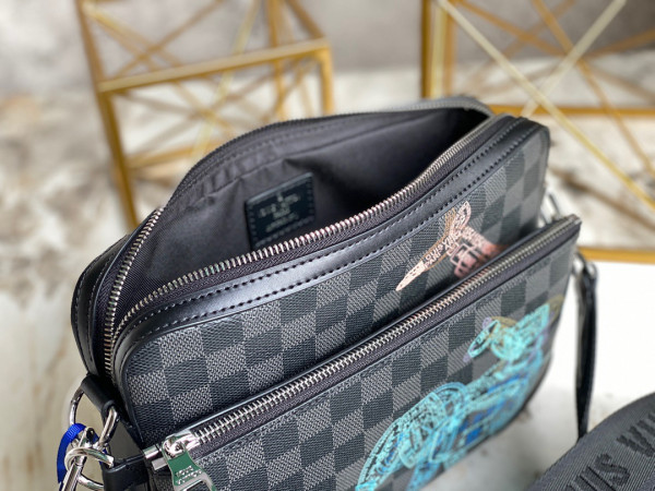 LOUIS VUITTON TRIO MESSENGER [m58040] CELINE CHANEL ACCESSORIES LOEWE SHOES LOUIS VUITTON DIRO YSL OTHER BRAND HANDBAGS BALENCIAGA BOTTEGA VENETA GOYARD HERMES BURBERRY VALENTINO GUCCI FENDI MIUMIU CHLOE PRADA BVLGARI SUITCASE NEW ARRIVAL 