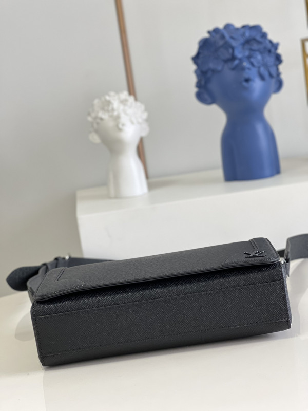 LOUIS VUITTON NEW FLAP MESSENGER [M30807] CELINE CHANEL ACCESSORIES LOEWE SHOES LOUIS VUITTON DIRO YSL OTHER BRAND HANDBAGS BALENCIAGA BOTTEGA VENETA GOYARD HERMES BURBERRY VALENTINO GUCCI FENDI MIUMIU CHLOE PRADA BVLGARI SUITCASE NEW ARRIVAL 