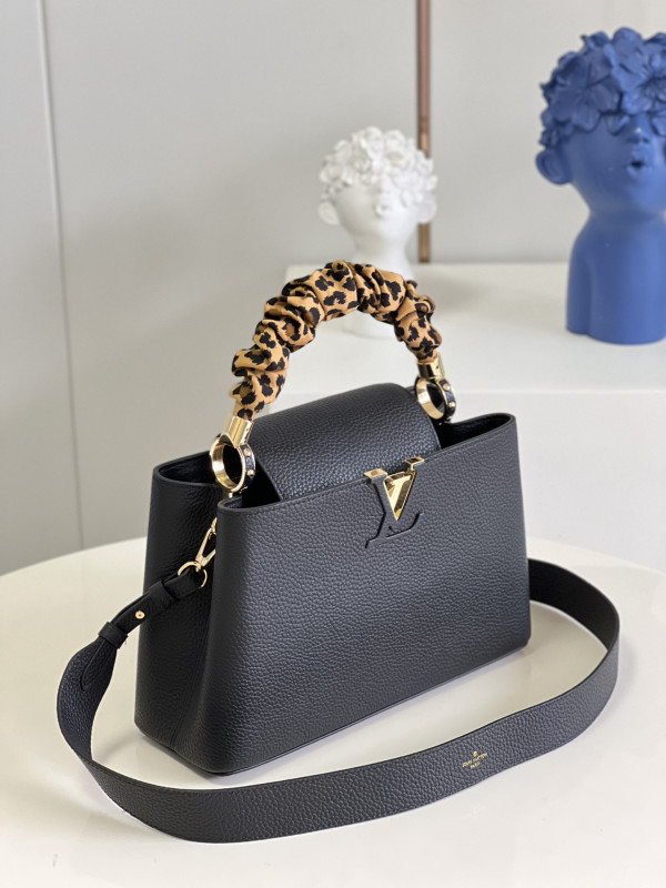 LOUIS VUITTON CAPUCINES MM [M58732] CELINE CHANEL ACCESSORIES LOEWE SHOES LOUIS VUITTON DIRO YSL OTHER BRAND HANDBAGS BALENCIAGA BOTTEGA VENETA GOYARD HERMES BURBERRY VALENTINO GUCCI FENDI MIUMIU CHLOE PRADA BVLGARI SUITCASE NEW ARRIVAL 