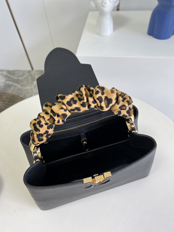 LOUIS VUITTON CAPUCINES MM [M58732] CELINE CHANEL ACCESSORIES LOEWE SHOES LOUIS VUITTON DIRO YSL OTHER BRAND HANDBAGS BALENCIAGA BOTTEGA VENETA GOYARD HERMES BURBERRY VALENTINO GUCCI FENDI MIUMIU CHLOE PRADA BVLGARI SUITCASE NEW ARRIVAL 