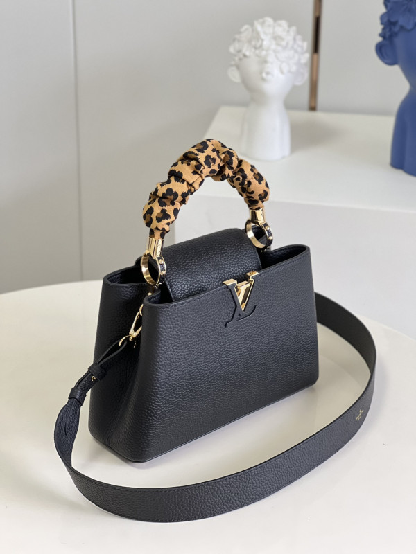 LOUIS VUITTON CAPUCINES BB [Louis1102] CELINE CHANEL ACCESSORIES LOEWE SHOES LOUIS VUITTON DIRO YSL OTHER BRAND HANDBAGS BALENCIAGA BOTTEGA VENETA GOYARD HERMES BURBERRY VALENTINO GUCCI FENDI MIUMIU CHLOE PRADA BVLGARI SUITCASE NEW ARRIVAL 